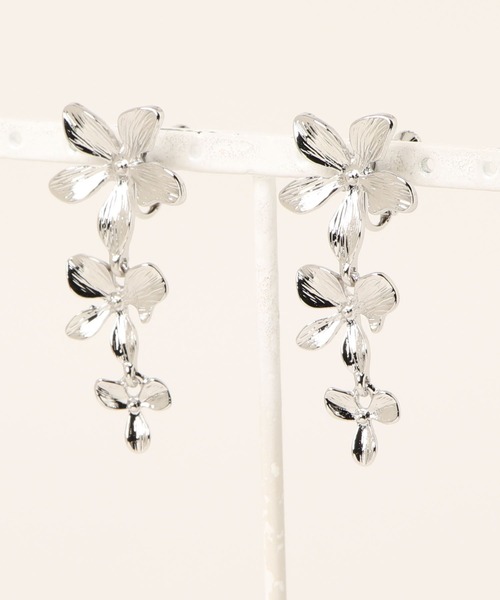 natural couture（ナチュラルクチュール）の「メタルフラワーイヤリング（イヤリング・レディース・ゴールド/シルバー・FREE）」の5枚目の写真
