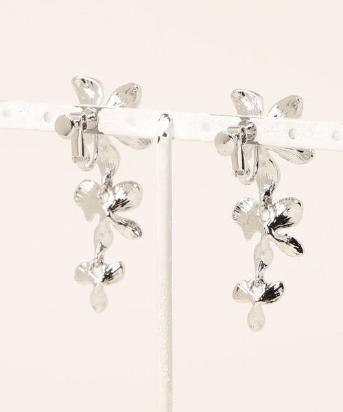 natural couture（ナチュラルクチュール）の「メタルフラワーイヤリング（イヤリング・レディース・ゴールド/シルバー・FREE）」の4枚目の写真