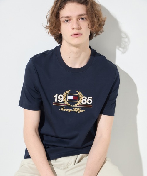 TOMMY HILFIGER(トミーヒルフィガー)の「アイコニックローレルTシャツ(Tシャツ/カットソー・メンズ・ネイビー/ホワイト・LARGE/X-LARGE/SMALL/MEDIUM)」の2枚目の写真