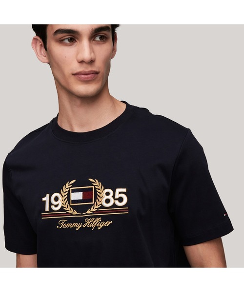 TOMMY HILFIGER(トミーヒルフィガー)の「アイコニックローレルTシャツ(Tシャツ/カットソー・メンズ・ネイビー/ホワイト・LARGE/X-LARGE/SMALL/MEDIUM)」の9枚目の写真