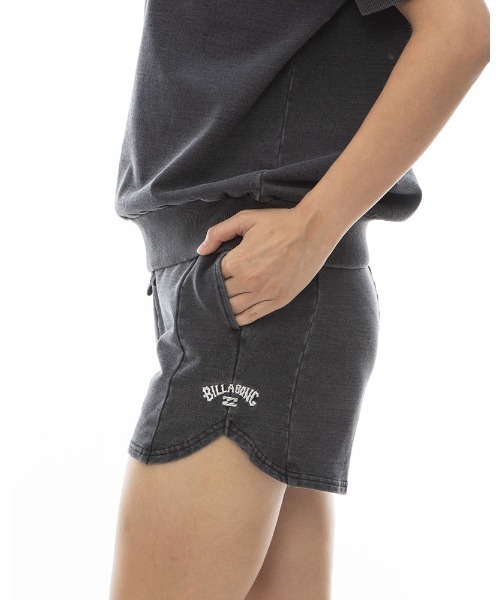 BILLABONG(ビラボン)の「BILLABONG レディース ARCH LOGO SWEAT WALK SHORTS スウェットパンツ 【2024年春夏モデル】/ビラボンウエストゴムショートパンツ(スウェットパンツ・レディース・ブラック/ホワイト/インディゴブルー・LARGE/MEDIUM)」の3枚目の写真