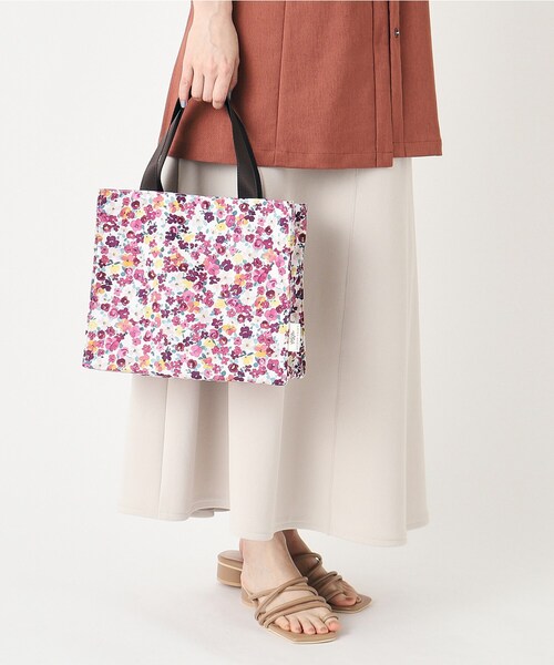 LAURA ASHLEY(ローラアシュレイ)の「【一部店舗限定/天面ファスナー】アンクロフト ディッツィー柄 スクエアトートS(トートバッグ・レディース・グリーン系その他2/ピンク系5・00)」の2枚目の写真
