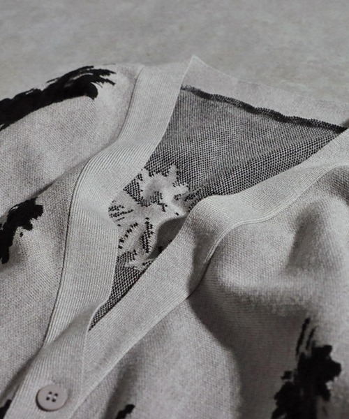 antiqua(アンティカ)の「花柄ドルマンカーディガン(カーディガン/ボレロ・レディース・ブラック/グレー・ONESIZE)」の8枚目の写真