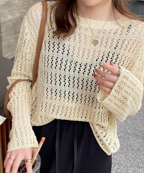 tolene(トレネ)の「透かし編みクロップド丈長袖トップス(ニット/セーター・レディース・ブラック/ホワイト/ベージュ・FREE)」の2枚目の写真