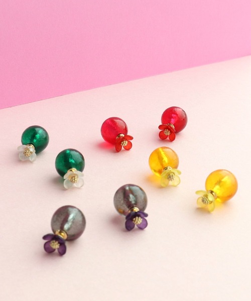 Three Four Time（ｽﾘｰﾌｫｰﾀｲﾑ）の「カラーキャッチフラワーピアス（ピアス（両耳用）・レディース・グレー/イエロー/レッド/グリーン・FREE）」の2枚目の写真