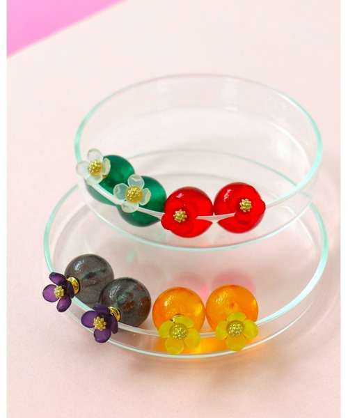 Three Four Time（ｽﾘｰﾌｫｰﾀｲﾑ）の「カラーキャッチフラワーピアス（ピアス（両耳用）・レディース・グレー/イエロー/レッド/グリーン・FREE）」の6枚目の写真