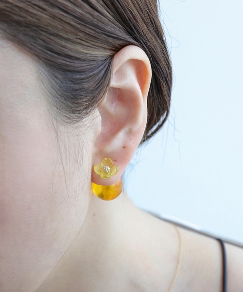 Three Four Time（ｽﾘｰﾌｫｰﾀｲﾑ）の「カラーキャッチフラワーピアス（ピアス（両耳用）・レディース・グレー/イエロー/レッド/グリーン・FREE）」の8枚目の写真