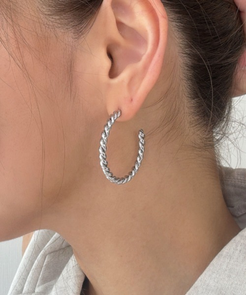 emouv by est(エモーヴバイエスト)の「ツイストシンプルフープピアス(ピアス(両耳用)・レディース・ゴールド/シルバー・15mm/25mm/35mm)」の1枚目の写真