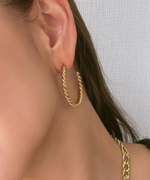 emouv by est(エモーヴバイエスト)の「ツイストシンプルフープピアス(ピアス(両耳用)・レディース・ゴールド/シルバー・15mm/25mm/35mm)」の2枚目の写真