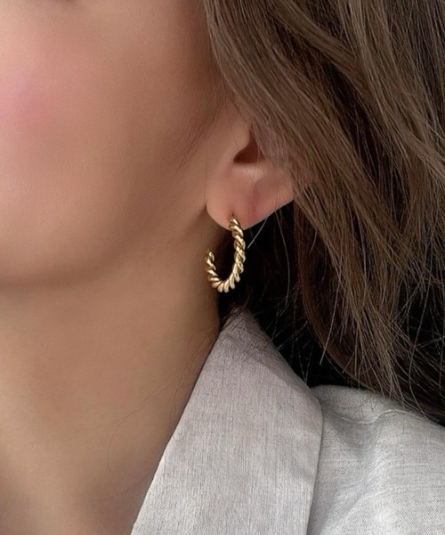 emouv by est(エモーヴバイエスト)の「ツイストシンプルフープピアス(ピアス(両耳用)・レディース・ゴールド/シルバー・15mm/25mm/35mm)」の8枚目の写真