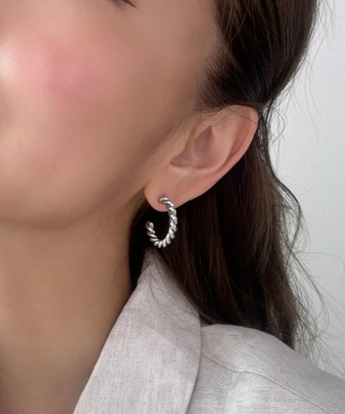 emouv by est(エモーヴバイエスト)の「ツイストシンプルフープピアス(ピアス(両耳用)・レディース・ゴールド/シルバー・15mm/25mm/35mm)」の7枚目の写真