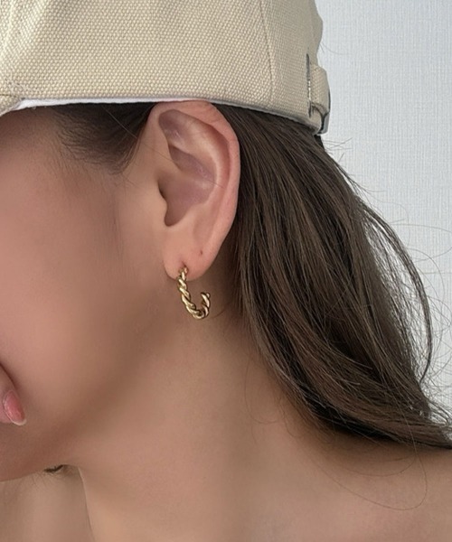 emouv by est(エモーヴバイエスト)の「ツイストシンプルフープピアス(ピアス(両耳用)・レディース・ゴールド/シルバー・15mm/25mm/35mm)」の10枚目の写真