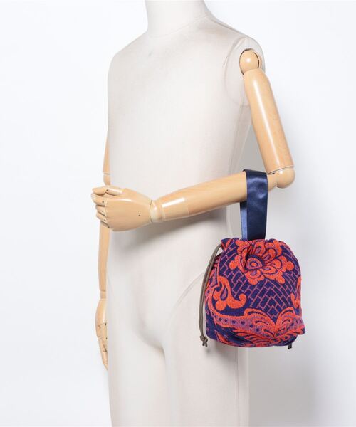 PUEBCO（プエブコ）の「JACQUARD FABRIC DRAWSTRING BAG（ハンドバッグ・メンズ・ネイビー系/オレンジ系・ONE SIZE）」の6枚目の写真