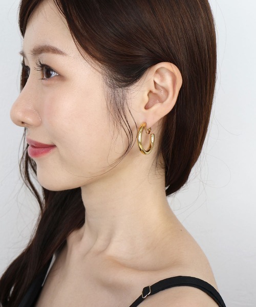 CEMONEMO(セモネモ)の「【金属アレルギー対応】 ワイド フープ イヤリング / サージカルステンレス 316L(イヤリング・レディース・シルバー/ゴールド・4/3)」の6枚目の写真