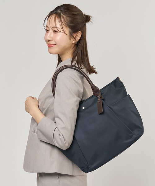 J.PRESS(ジェイプレス)の「【新色登場・A4サイズ収納可】 ナイロン トート バッグ(トートバッグ・レディース・ブラック系/ベージュ系1/ライトグレー系/ネイビー系/ブラウン系/グレー系・F)」の6枚目の写真