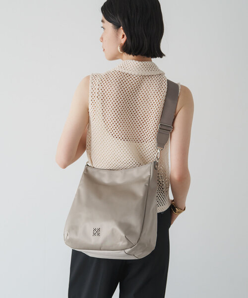 russet(ラシット)の「クラウズナイロンラージショルダーバッグ(CE-1468)(ショルダーバッグ・レディース・ブラック/ライトグレー/ライトブルー/カーキ・FREE)」の12枚目の写真