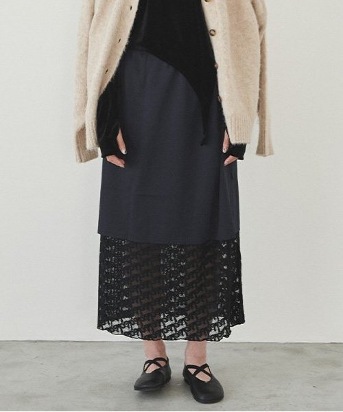 LUKU nari(ルクナーリ)の「リバーシブルレーススカート(スカート・レディース・ブラック/チャコール・F)」の1枚目の写真