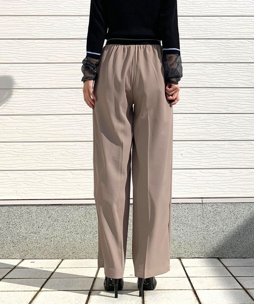 Q(キュー)の「ラインゴムタックパンツ(スラックス・レディース・ブラック/グレイッシュベージュ・MEDIUM)」の5枚目の写真