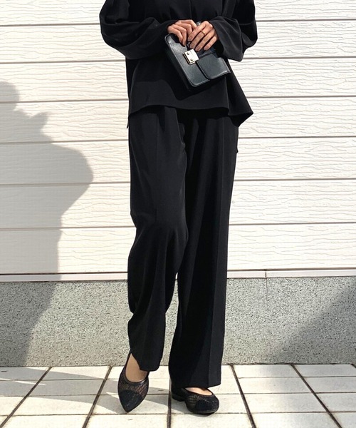 Q(キュー)の「ラインゴムタックパンツ(スラックス・レディース・ブラック/グレイッシュベージュ・MEDIUM)」の21枚目の写真