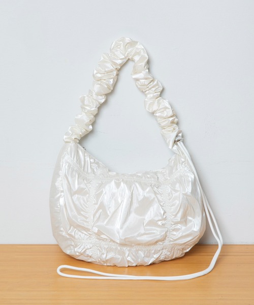 Munich(ミューニック)の「ブラウジングショルダーバッグ(ショルダーバッグ・レディース・ブラック/アイボリー/ブラウン/シルバー・FREE)」の1枚目の写真