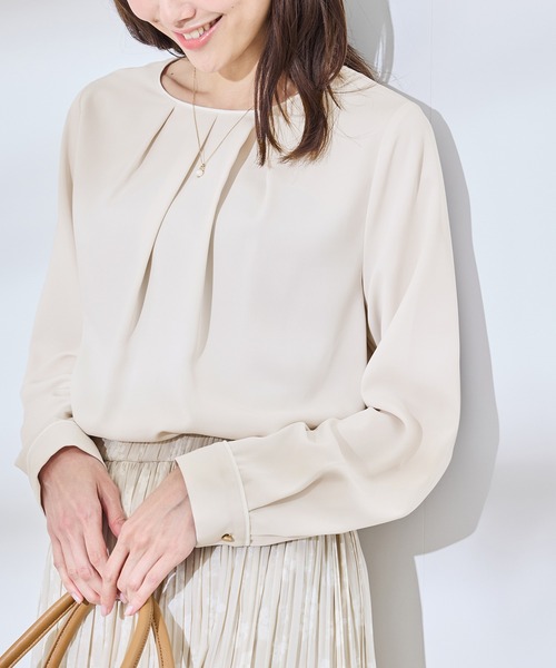 ROPE' PICNIC（ロペピクニック）の「【WEB限定カラー】多機能ランダムタックブラウス/セレモニー・通勤対応（シャツ/ブラウス・レディース・オフホワイト/サックスブルー/ホワイト系その他6/ベージュ/ネイビー・36/38）」の4枚目の写真