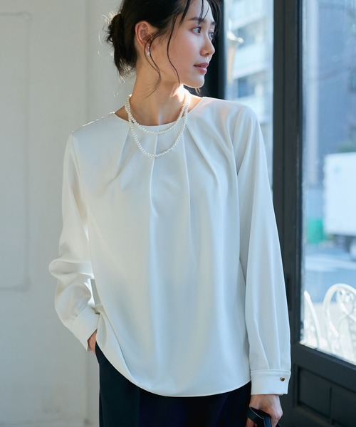 ROPE' PICNIC（ロペピクニック）の「【WEB限定カラー】多機能ランダムタックブラウス/セレモニー・通勤対応（シャツ/ブラウス・レディース・オフホワイト/サックスブルー/ホワイト系その他6/ベージュ/ネイビー・36/38）」の9枚目の写真