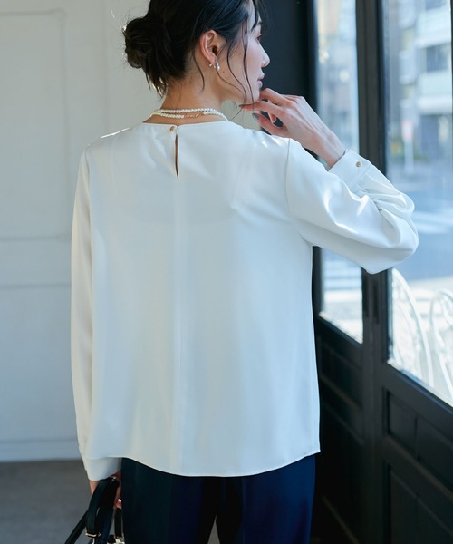 ROPE' PICNIC（ロペピクニック）の「【WEB限定カラー】多機能ランダムタックブラウス/セレモニー・通勤対応（シャツ/ブラウス・レディース・オフホワイト/サックスブルー/ホワイト系その他6/ベージュ/ネイビー・36/38）」の10枚目の写真