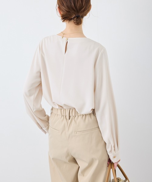 ROPE' PICNIC（ロペピクニック）の「【WEB限定カラー】多機能ランダムタックブラウス/セレモニー・通勤対応（シャツ/ブラウス・レディース・オフホワイト/サックスブルー/ホワイト系その他6/ベージュ/ネイビー・36/38）」の19枚目の写真