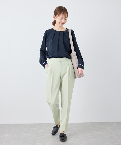 ROPE' PICNIC（ロペピクニック）の「【WEB限定カラー】多機能ランダムタックブラウス/セレモニー・通勤対応（シャツ/ブラウス・レディース・オフホワイト/サックスブルー/ホワイト系その他6/ベージュ/ネイビー・36/38）」の21枚目の写真