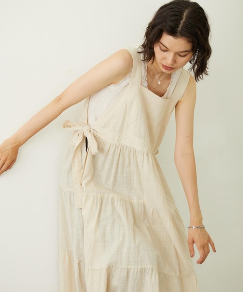 MILKFED.（ミルクフェド）の「APRON TIERED DRESS（ワンピース・レディース・ブラウン/ブルー/オフホワイト・ONE SIZE）」の2枚目の写真