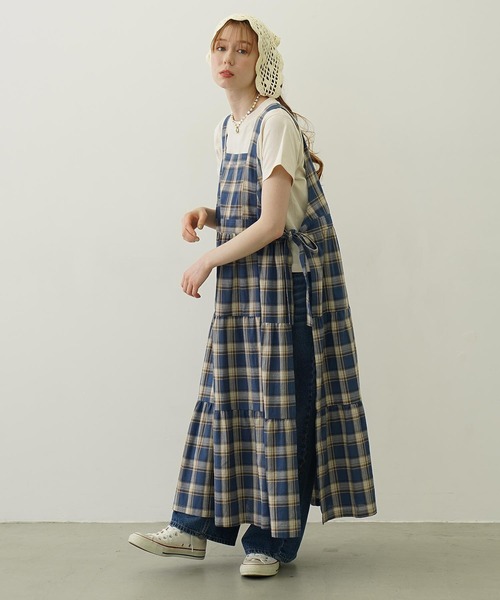 MILKFED.（ミルクフェド）の「APRON TIERED DRESS（ワンピース・レディース・ブラウン/ブルー/オフホワイト・ONE SIZE）」の6枚目の写真