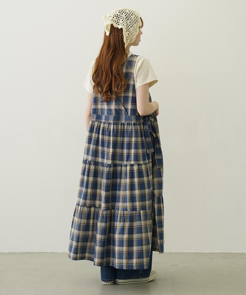 MILKFED.（ミルクフェド）の「APRON TIERED DRESS（ワンピース・レディース・ブラウン/ブルー/オフホワイト・ONE SIZE）」の7枚目の写真