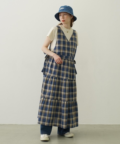 MILKFED.（ミルクフェド）の「APRON TIERED DRESS（ワンピース・レディース・ブラウン/ブルー/オフホワイト・ONE SIZE）」の9枚目の写真
