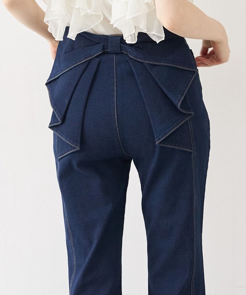 tocco closet（トッコ　クローゼット）の「後ろビックリボン付きデニムパンツ（デニムパンツ・レディース・ブルー/インディゴブルー・M/S）」の2枚目の写真