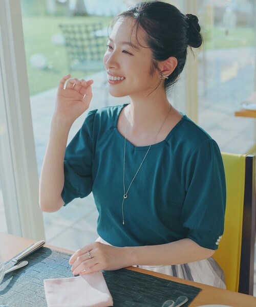 Tiaclasse(ティアクラッセ)の「【大きいサイズ】「サマさまカットソー」パール付きパフスリーブトップス(Tシャツ/カットソー・レディース・ブラック/ターコイズブルー/グレイッシュベージュ・XL/XXL)」の3枚目の写真
