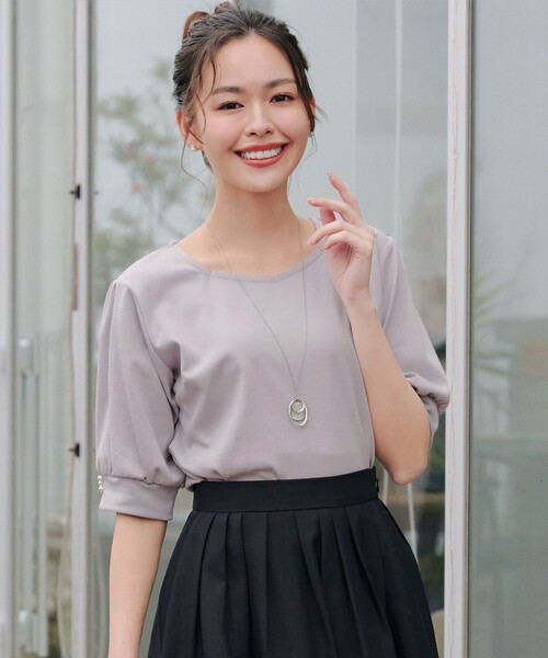 Tiaclasse(ティアクラッセ)の「【大きいサイズ】「サマさまカットソー」パール付きパフスリーブトップス(Tシャツ/カットソー・レディース・ブラック/ターコイズブルー/グレイッシュベージュ・XL/XXL)」の2枚目の写真