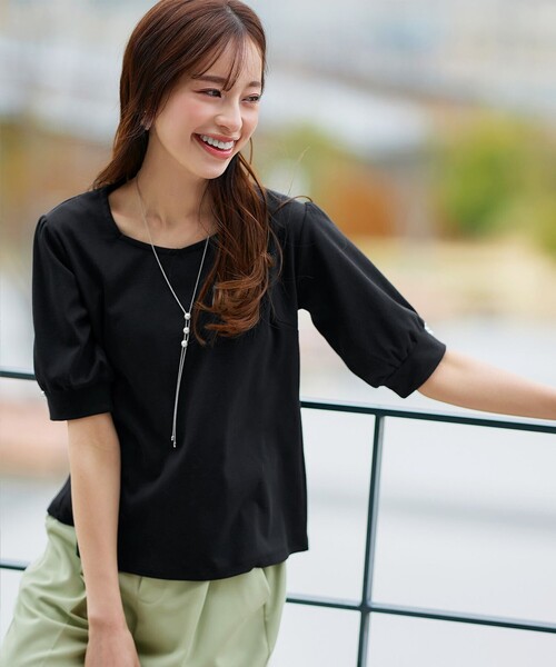 Tiaclasse(ティアクラッセ)の「【大きいサイズ】「サマさまカットソー」パール付きパフスリーブトップス(Tシャツ/カットソー・レディース・ブラック/ターコイズブルー/グレイッシュベージュ・XL/XXL)」の1枚目の写真