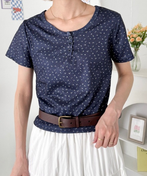 SOLLON.（ソルロン）の「小花柄ヘンリーネック半袖トップス（Tシャツ/カットソー・レディース・アイボリー/ネイビー/グレー・FREE）」の3枚目の写真