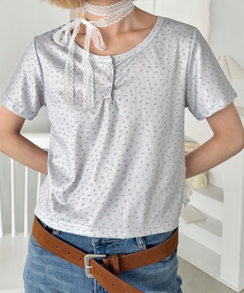 SOLLON.（ソルロン）の「小花柄ヘンリーネック半袖トップス（Tシャツ/カットソー・レディース・アイボリー/ネイビー/グレー・FREE）」の2枚目の写真