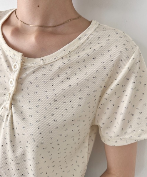 SOLLON.（ソルロン）の「小花柄ヘンリーネック半袖トップス（Tシャツ/カットソー・レディース・アイボリー/ネイビー/グレー・FREE）」の4枚目の写真