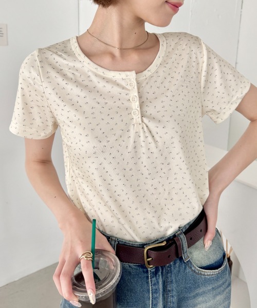 SOLLON.（ソルロン）の「小花柄ヘンリーネック半袖トップス（Tシャツ/カットソー・レディース・アイボリー/ネイビー/グレー・FREE）」の8枚目の写真