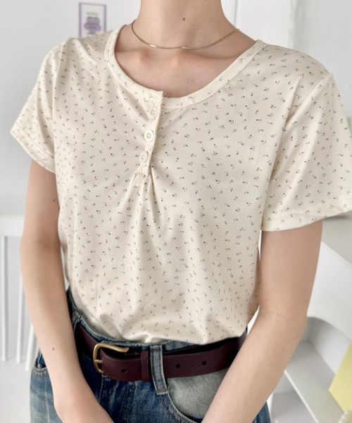 SOLLON.（ソルロン）の「小花柄ヘンリーネック半袖トップス（Tシャツ/カットソー・レディース・アイボリー/ネイビー/グレー・FREE）」の5枚目の写真