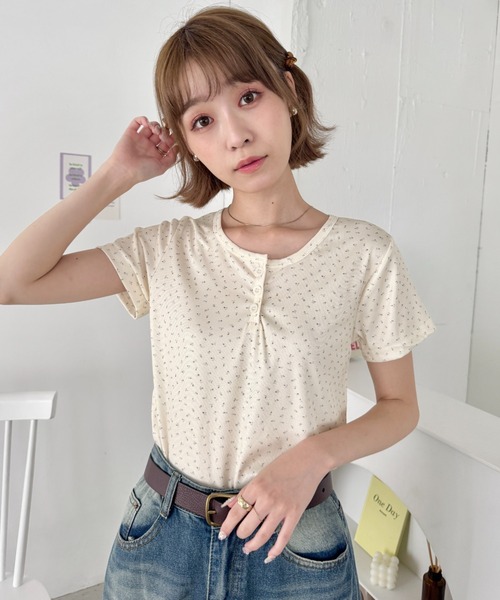 SOLLON.（ソルロン）の「小花柄ヘンリーネック半袖トップス（Tシャツ/カットソー・レディース・アイボリー/ネイビー/グレー・FREE）」の11枚目の写真
