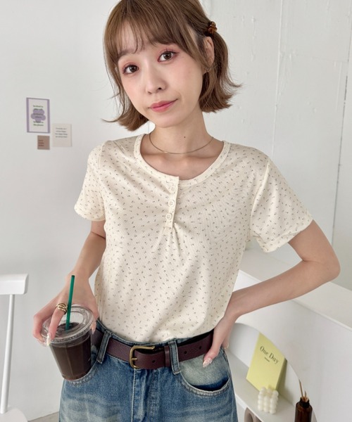 SOLLON.（ソルロン）の「小花柄ヘンリーネック半袖トップス（Tシャツ/カットソー・レディース・アイボリー/ネイビー/グレー・FREE）」の9枚目の写真