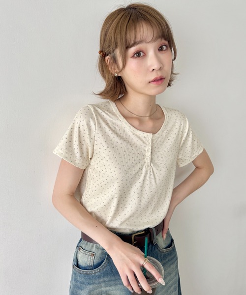 SOLLON.（ソルロン）の「小花柄ヘンリーネック半袖トップス（Tシャツ/カットソー・レディース・アイボリー/ネイビー/グレー・FREE）」の12枚目の写真