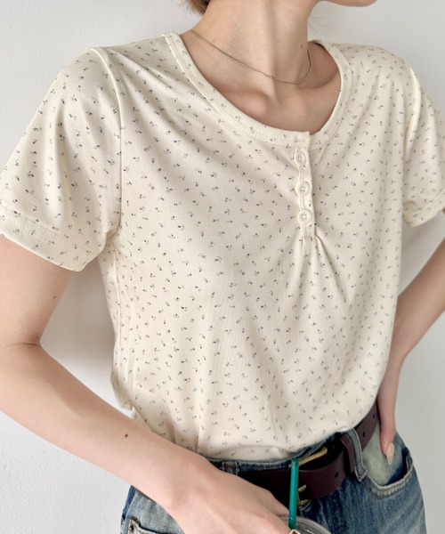 SOLLON.（ソルロン）の「小花柄ヘンリーネック半袖トップス（Tシャツ/カットソー・レディース・アイボリー/ネイビー/グレー・FREE）」の6枚目の写真