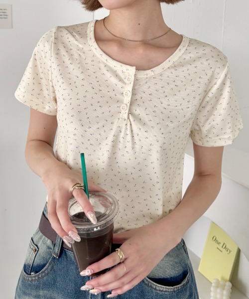 SOLLON.（ソルロン）の「小花柄ヘンリーネック半袖トップス（Tシャツ/カットソー・レディース・アイボリー/ネイビー/グレー・FREE）」の7枚目の写真