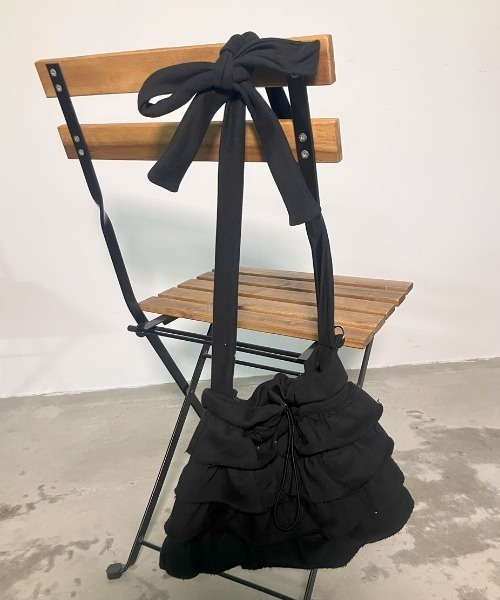 .KOM(ドットコム)の「A'GEM/9 × .kom 『.KOM/ドットケーオーエム』フリルショルダーバッグ(ショルダーバッグ・レディース・グレー/ブラック・FREE)」の7枚目の写真