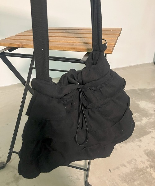 .KOM(ドットコム)の「A'GEM/9 × .kom 『.KOM/ドットケーオーエム』フリルショルダーバッグ(ショルダーバッグ・レディース・グレー/ブラック・FREE)」の9枚目の写真