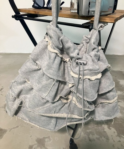 .KOM(ドットコム)の「A'GEM/9 × .kom 『.KOM/ドットケーオーエム』フリルショルダーバッグ(ショルダーバッグ・レディース・グレー/ブラック・FREE)」の4枚目の写真